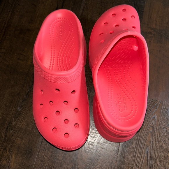 CROCS Platform Siren Clog in Neon Pink - Picture 2 of 4